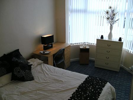 4 Bedroomed Student House - Photo 2