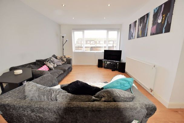 3 bedroom House in Willow Close, Leeds - Photo 1