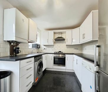 Kingsley Avenue, Englefield Green, Surrey, TW20 0PT - Photo 2