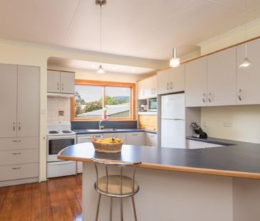 Character on Queen - Photo 3