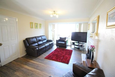 3 Bedroom House - Semi-Detached - Photo 2