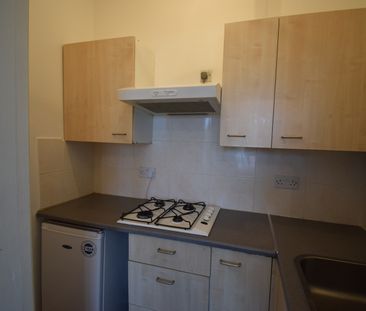 studio flat with seperate kitchen close to station - Photo 2