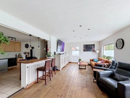 Ruime open bebouwing met 4 slaapkamers, garage en grote tuin. - Photo 3