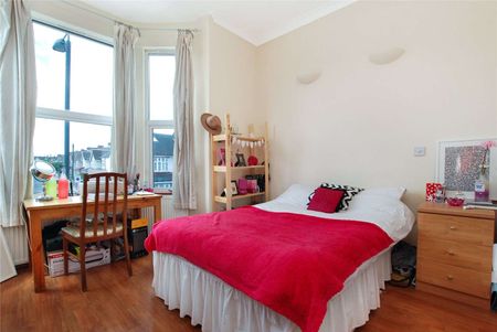 Three bedroom furnished flat, perfect for sharers and moments from Tooting Bec. - Photo 2