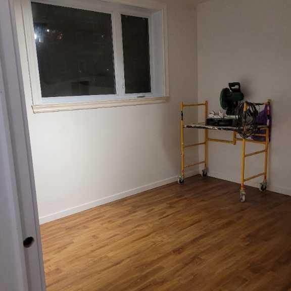 Un grand lumineux 4 1/2 sur un triplex à louer - Photo 1