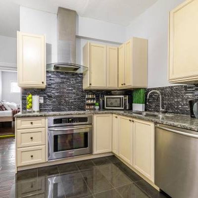 Gorgeous 2 Bedroom plus 1 Bathroom with Gourmet Kitchen and Private Te - Photo 4