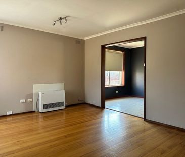 “Spacious & Convenient Family Home – Walk to School” - Photo 2