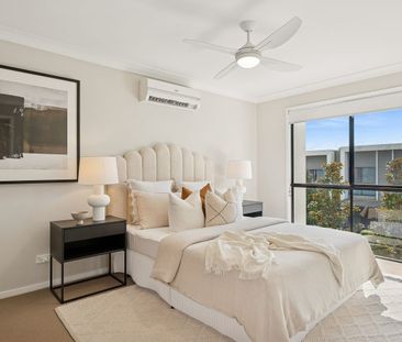 6 min Walk to Train station - Clean and Modern 4-bedroom townhouse - Photo 4