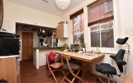 Ocean present this room in a shared house, offered furnished with access to a large garden. - Photo 3