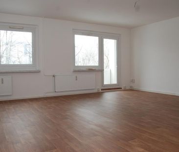 Hier lädt ein großer Wohn-/Essbereich zum Verweilen ein - Photo 1