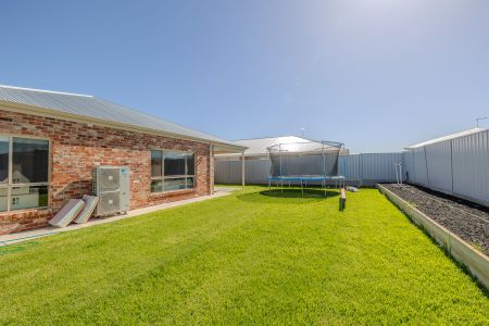 Stunning 3 Bedroom Home - Photo 4