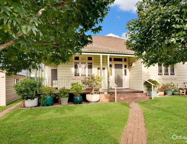 For Rent: Charming 3 Bedroom + 2 Bathroom Farmhouse with Teenage Retreat - Photo 1