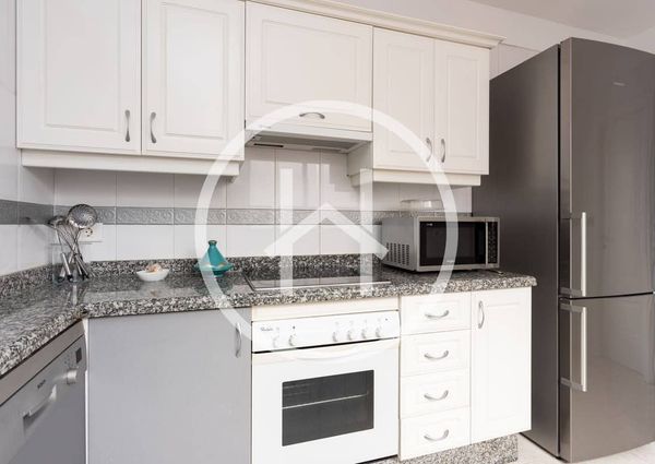 Amplio apartamento de cuatro dormitorios con vistas al mar en Radazul Bajo