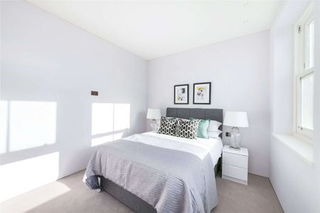 Beautiful penthouse apartment with large private terrace, ideally located for access to the Southbank. 2 bedrooms, 2 bathrooms - beautifully furnished and presented in immaculate condition. - Photo 4