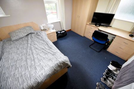 4 bedroom Flat in Flat B, Leeds - Photo 5
