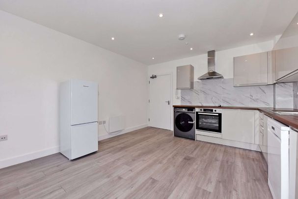 A modern second floor apartment located in the centre of High Wycombe. - Photo 1