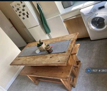 1 bedroom in a flat share to rent - Photo 4