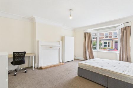 4 bedroom semi-detached house to rent - Photo 2