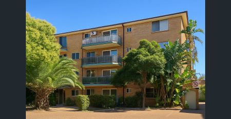 Good condition 2 Bedroom Apartment in Prime Canley Vale Location - Photo 2