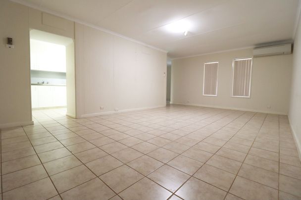 BRICK TOWNHOUSE - Affordable 3x1 + extra downstairs toilet. - Photo 1