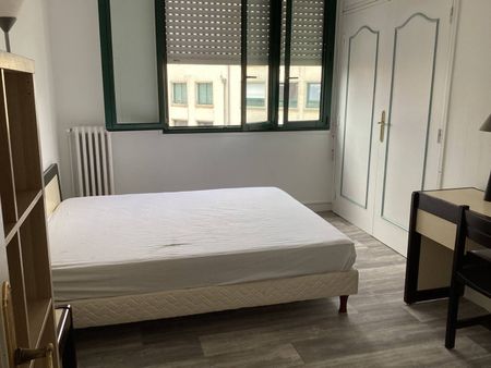 Pl. du Bon Pasteur, 44000 Nantes, France - Photo 3