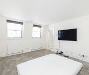 4 bedroom mews to rent - Photo 3