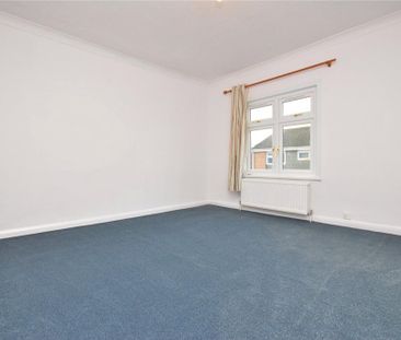 2 bedroom end of terrace house to rent - Photo 3
