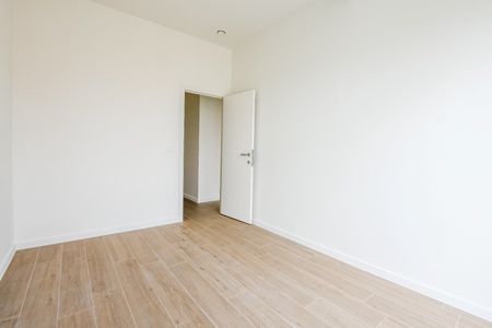 Nieuw, zuid-west gericht appartement gelegen vlakbij de Dumortierlaan. Inpandige parking te huur - Photo 4