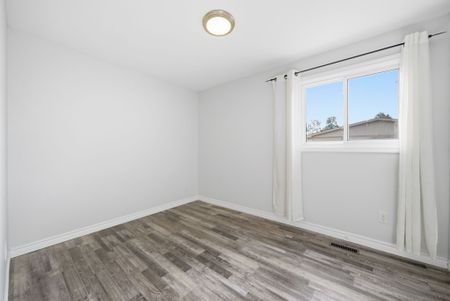 For Lease - 10 Carter Crescent, Whitby, Ontario - Photo 4