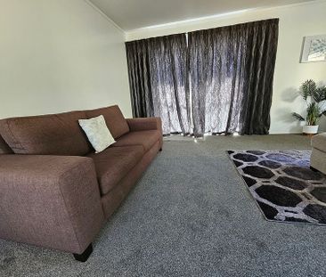 Walk to city centre, free-standing gully house - Photo 1