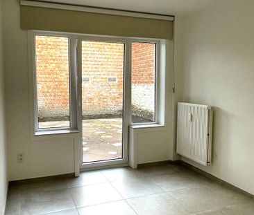 Volledig gerenoveerd, gelijkvloersappartement met 1 kamer en groot terras op een zeer gunstige ligging! - Foto 1