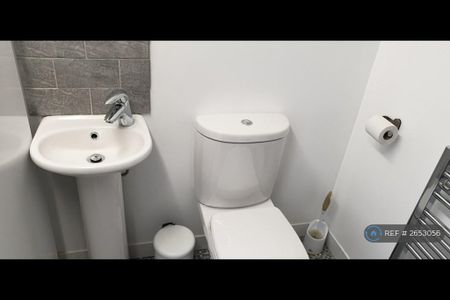 1 bedroom in a house share to rent - Photo 5