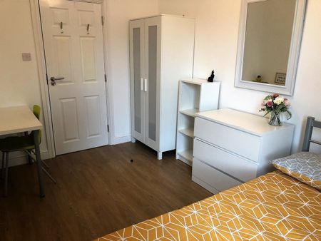 7 Bed Semi-Detached House, Lenton Boulevard, NG7 - Photo 3