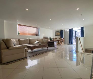 HUGE FURNISHED TOWNHOUSE - 3BR + 2BATH + ROOFTOP GARDEN! - Photo 2