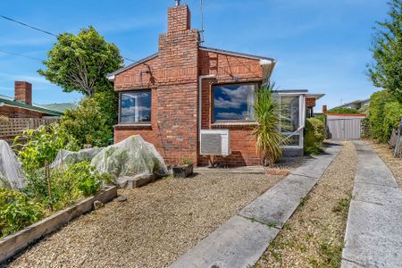 Cozy home in the heart of Glenorchy - Photo 4