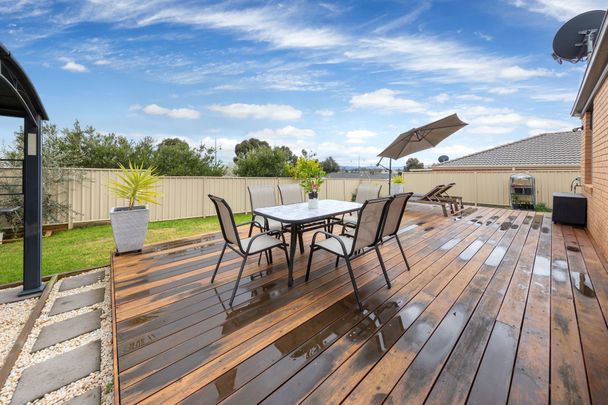 FAMILY HOME AWAITS - PRIME LOCATION & MODERN COMFORT - Photo 1