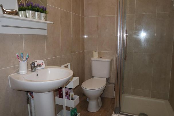 8 bedroom house to rent - Photo 1