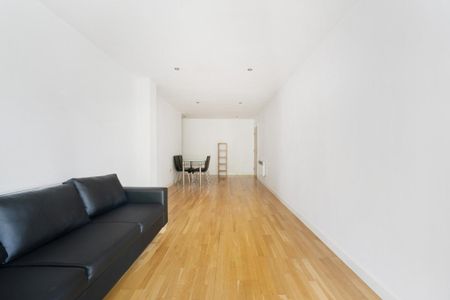 2 bedroom flat in London - Photo 3