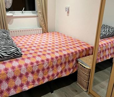 Room in a Shared House, Noel Road, E6 - Photo 5