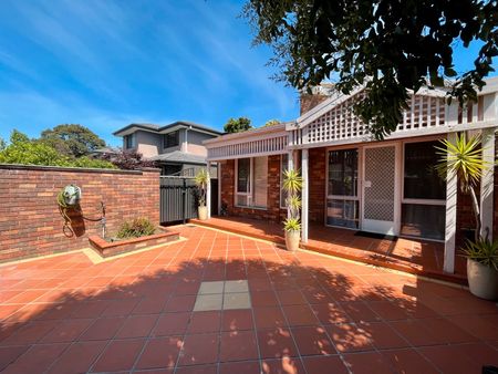 Beautifully Refreshed Home in Prime Huntingdale Location - Photo 4