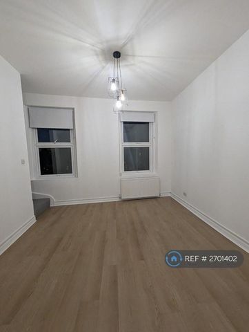 1 bedroom in a flat share to rent - Photo 2