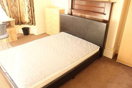 1 bedroom in a house share to rent - Photo 3
