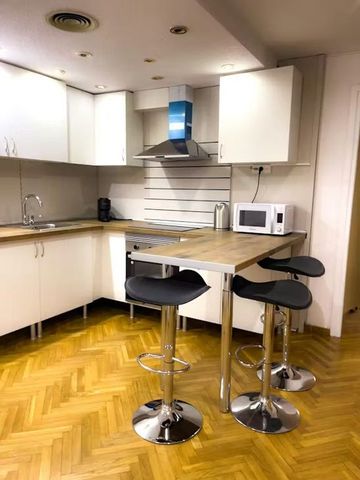 Carrer de Calvet, Barcelona, Catalonia 08021 - Photo 4