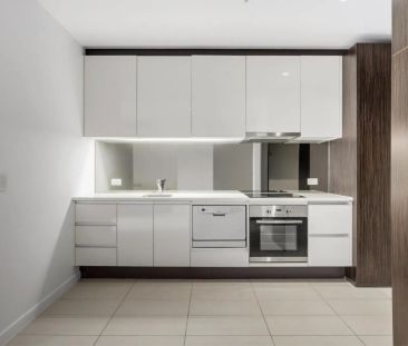 Bright and Spacious Two-Bedroom Apartment in Prime Location - Photo 4