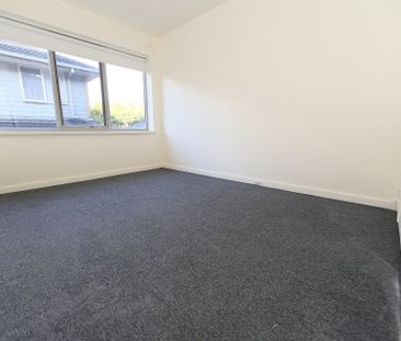 Prime location 2 bedroom apartment - Photo 2
