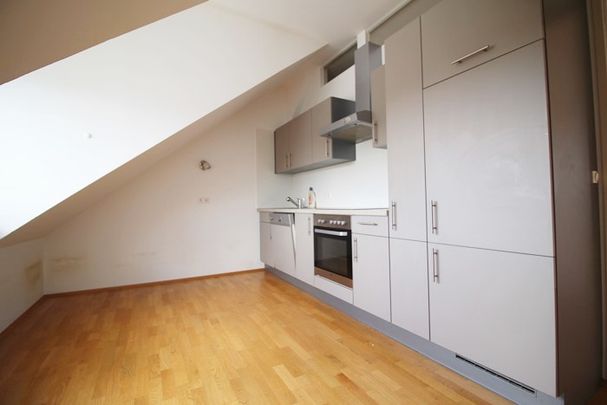 HÜBSCHE DACHGESCHOSSWOHNUNG, ZENTRALE LAGE - Foto 1