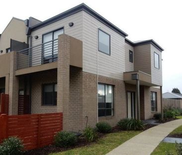 Modern & Convenient Living in Lyndhurst - Photo 2