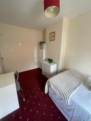 4 Bed Semi-Detached House, Wulfstan St, W12 - Photo 1