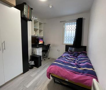 3 bedroom flat to rent - Photo 3