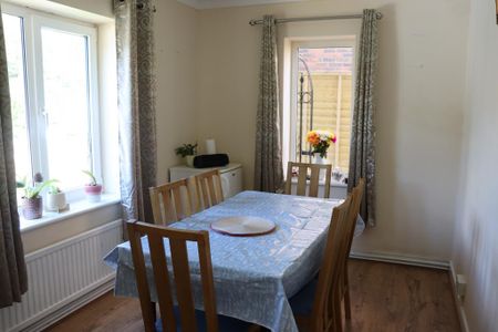 3 bedroom detached house to rent - Photo 3